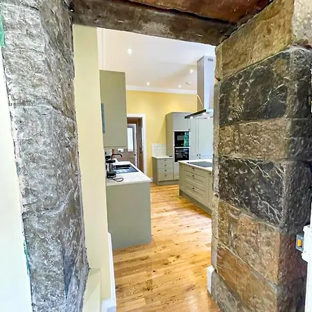 Remarkable 5br Townhouse With Garden, Sleeps 12