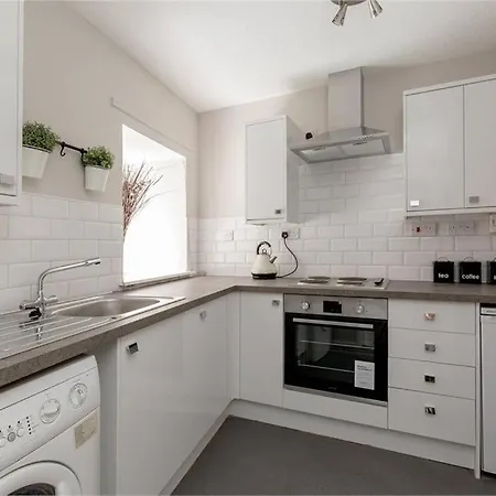 Lovely Ground Floor In Great Location At The Shore, *