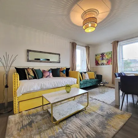 4 Bedrooms By Sensational Short Lets & Serviced