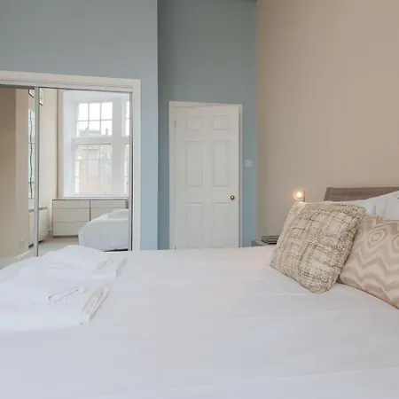 Royal Mile Mansions By Edinburgh