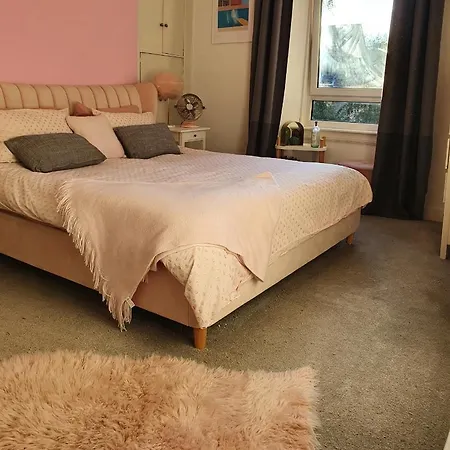 Apartment The Flat With The Pink Door