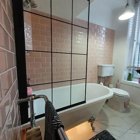 The Flat With The Pink Door Апартаменты