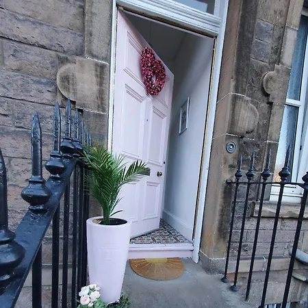 The Flat With The Pink Door אדינבורו