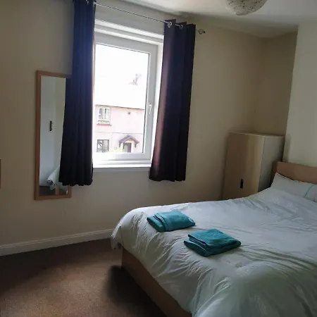 Self Catering 2 Bedroom Flat, Frequent Buses, 1-minute Walk To Bus Stop, 20 Minutes To City Center * Edinburgh
