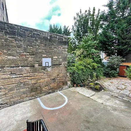 Remarkable 5br Townhouse With Garden, Sleeps 12 Apartment