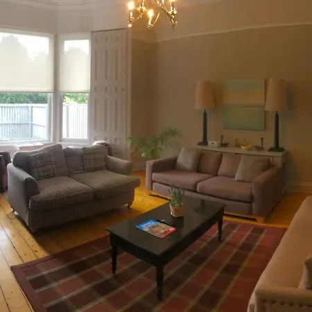 Wm Nyaraló Edinburgh