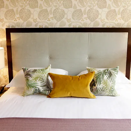 Nira Caledonia Hotel 4*