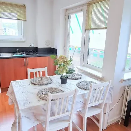 Modern Spacious 3 Bedroom Centre - Free Parking - Private Balcony - Excellent Service Apartment Edinburgh