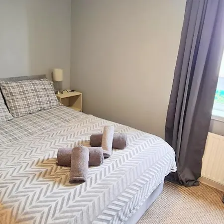Apartment Modern Spacious 3 Bedroom Centre - Free Parking - Private Balcony - Excellent Service