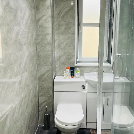 Simple 2bed Flat In Edinburgh. شقة