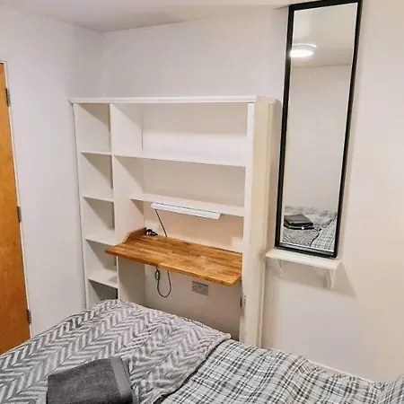 Apartment Modern Spacious 3 Bedroom Centre - Free Parking - Private Balcony - Excellent Service