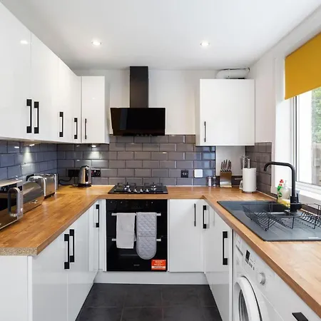 Stylish 3 Bed Abode-parking And Garden