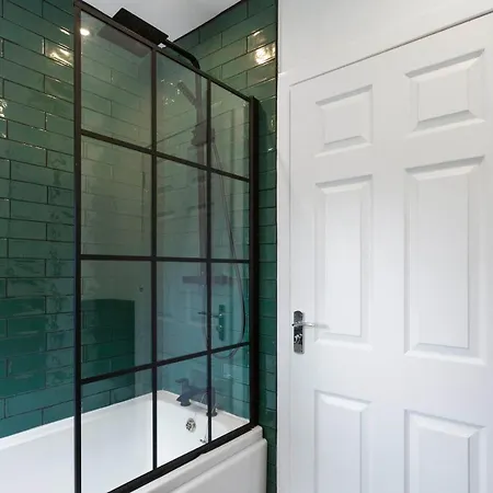 Apartment Stylish 3 Bed Abode-parking And Garden