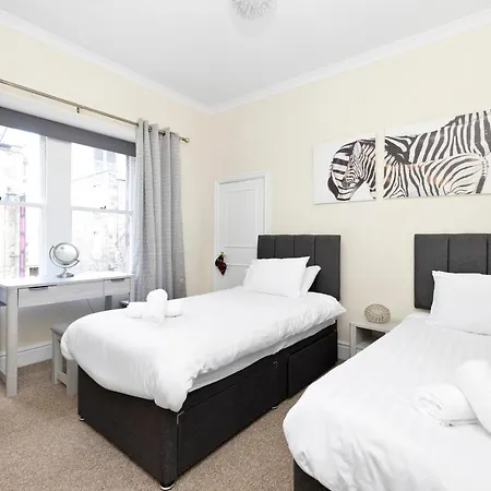 Joivy Modern Flat On Rose Street * Edinburgh