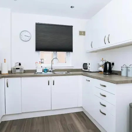 Homely 2 Bedroom Close To Haymarket Station * אדינבורו