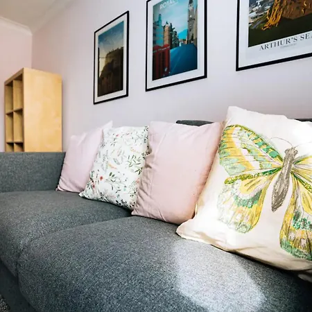 Homely 2 Bedroom Close To Haymarket Station דירה