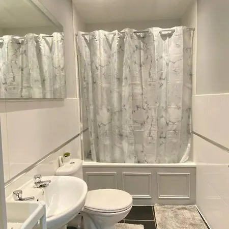 Lovely & Peaceful 2 Bedroom With En-suite, Leith, * Edinburgh