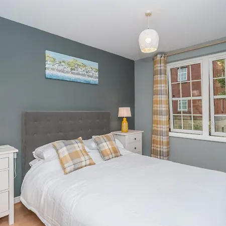 Апартаменты Modern Renovated 2bed Flat With Free Parking