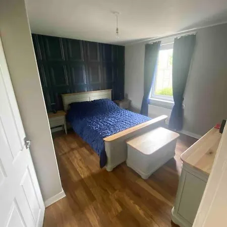 Lovely 2 Bedroom With Private Garden Apartment