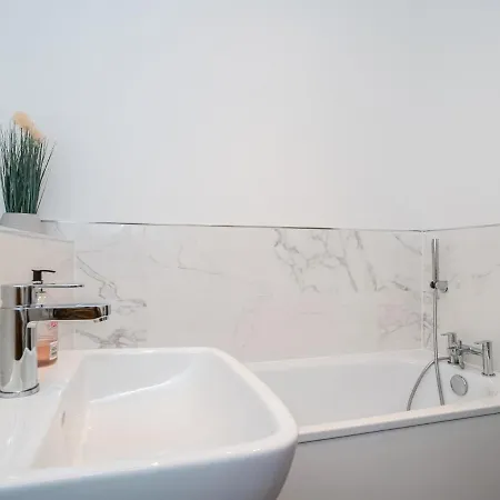 Modern 3bed Flat With Free Parking And Stunning Views *
