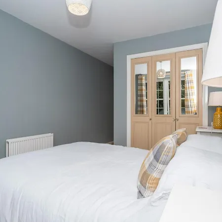 Апартаменты Modern Renovated 2bed Flat With Free Parking *