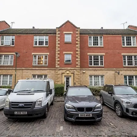 Апартаменты Modern Renovated 2bed Flat With Free Parking