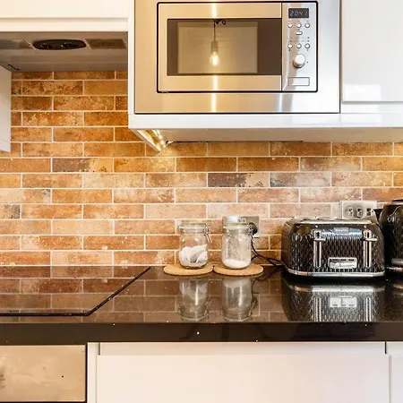 Central, Bright 2 Bed Flat - Pool & Sauna Διαμέρισμα *