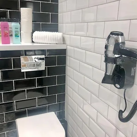 Central, Bright 2 Bed Flat - Pool & Sauna