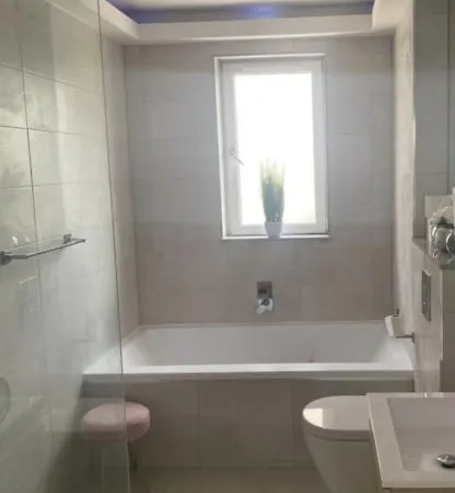 Perfect 4 Bedroom 2 Bathroom *