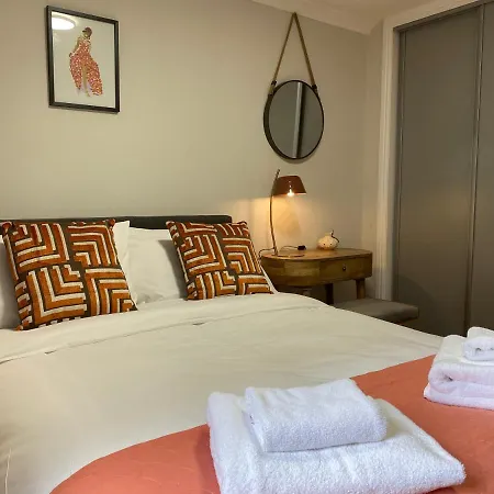 Private Main Door Lovely 2 Bedroom アパート