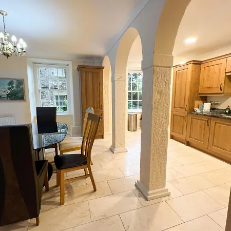 Spacious Flat Sleeps 8 Near Princes Street *