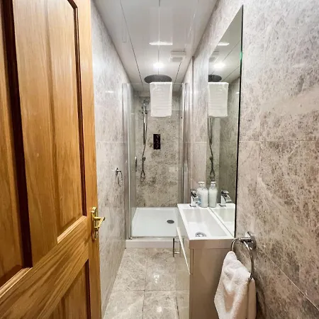 Spacious Flat Sleeps 8 Near Princes Street 아파트 에든버러