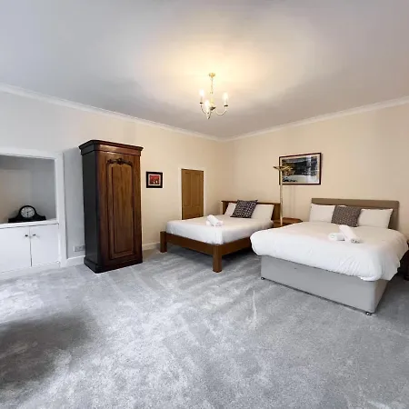 Spacious Flat Sleeps 8 Near Princes Street *