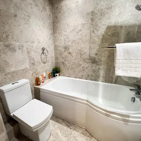 Spacious Flat Sleeps 8 Near Princes Street 아파트