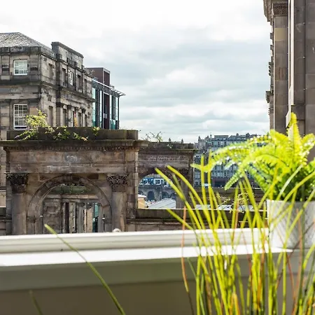 Downtown And 1 Bed In Apartment Edinburgh