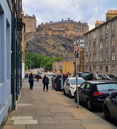 Spacious Ensuite In Centre - Five Star Amenities - Excellent Location Guest house