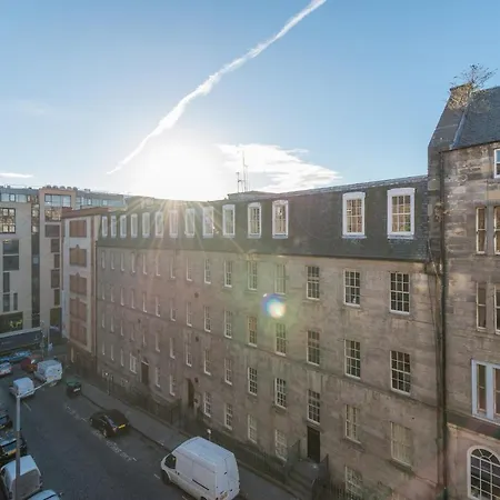 Bright And Modern 2 Bed Apartment *