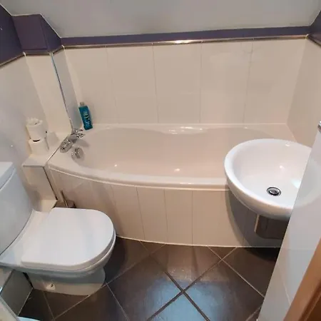 Apartamento West End & Eicc With Parking