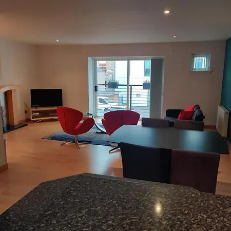 West End & Eicc With Parking *