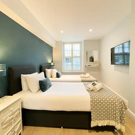 Modern 3 Bedroom Apartment, West End Edinburgh