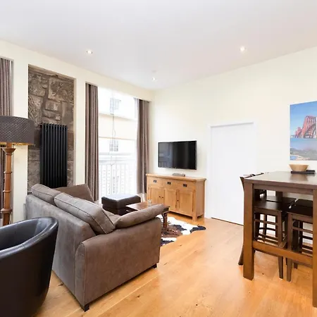 Joivy 1 Bed Flat In Old Town, Next To St Giles Cathedral