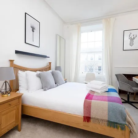 Joivy Bright And Modern Flat With Desk