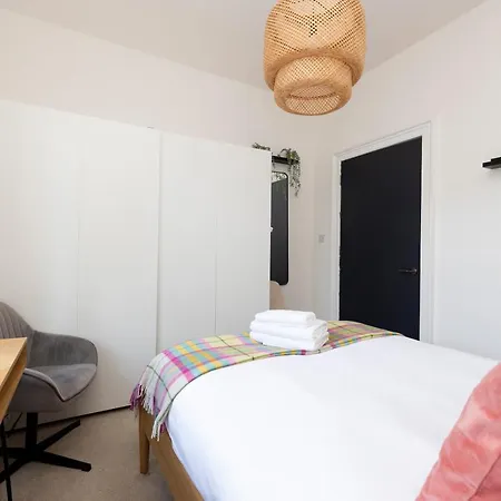 Joivy Bright And Modern Flat With Desk إدنبرة