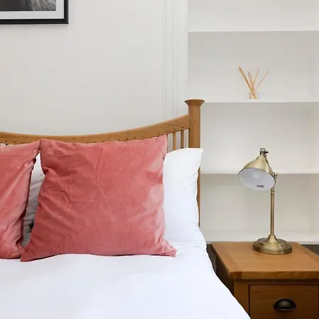 Joivy Bright And Modern Flat With Desk Appartement