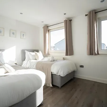 Spacious & Modern 3 Bedroom House - Free Parking - Front & Back Garden - Private Main Door Entrance Appartamento