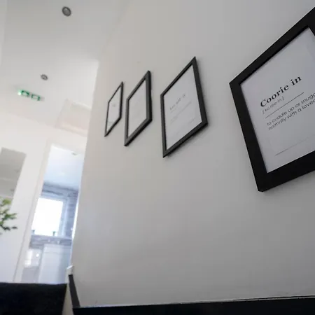 Spacious & Modern 3 Bedroom House - Free Parking - Front & Back Garden - Private Main Door Entrance Appartamento