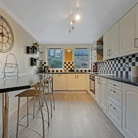 Elegant & Unique Getaway - Spacious 3 Bedroom, 2 Bathroom Centre - Free Allocated Parking. Apartment *