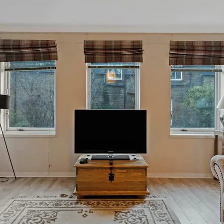 Elegant & Unique Getaway - Spacious 3 Bedroom, 2 Bathroom Centre - Free Allocated Parking. *