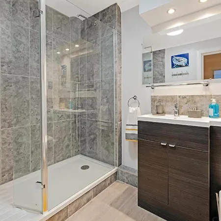 Apartment Elegant & Unique Getaway - Spacious 3 Bedroom, 2 Bathroom Centre - Free Allocated Parking.