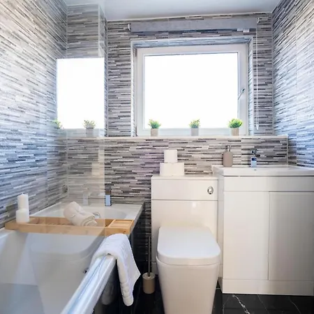 Spacious & Modern 3 Bedroom House - Free Parking - Front & Back Garden - Private Main Door Entrance * Edimburgo